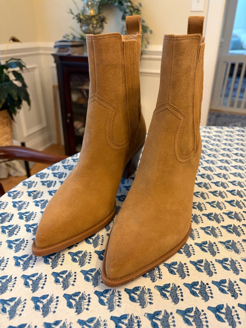 Dolce Vita Suede Western Style Light Brown Ankle Boots Size 7.5 New Condition - Picture 2 of 9